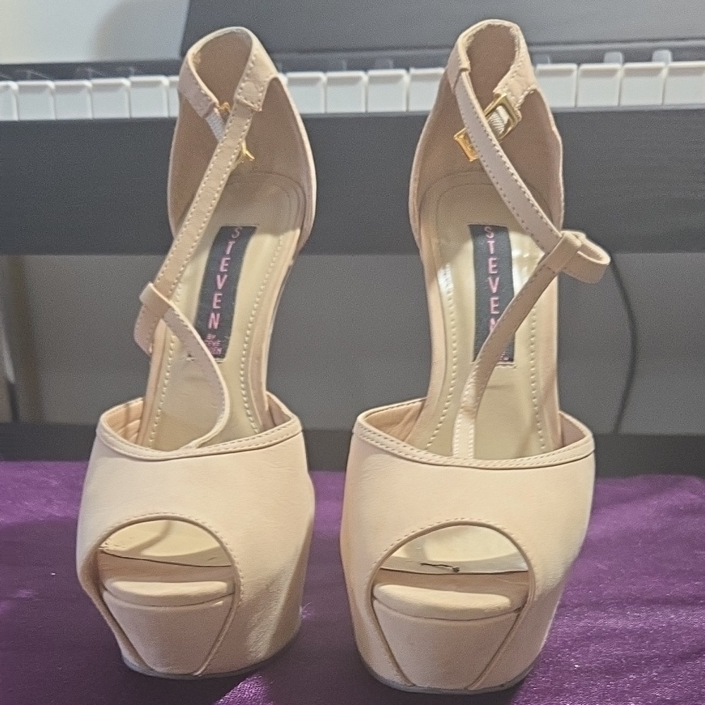 Seven7 Cream Peep-Toe Platform Heels